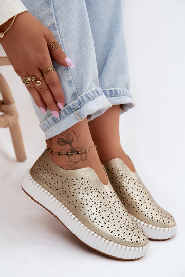 con elementos calados Un modelo convincente zapatos con una plataforma color dorado Glamma