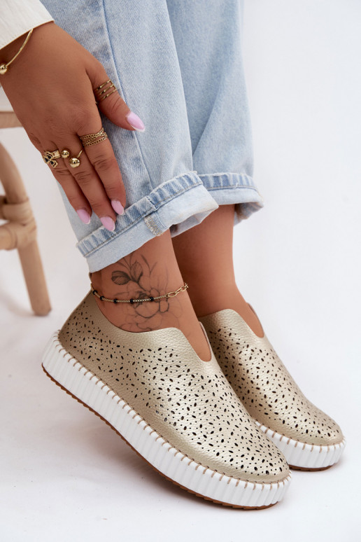 con elementos calados Un modelo convincente zapatos con una plataforma color dorado Glamma