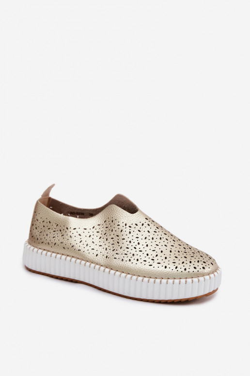 con elementos calados Un modelo convincente zapatos con una plataforma color dorado Glamma