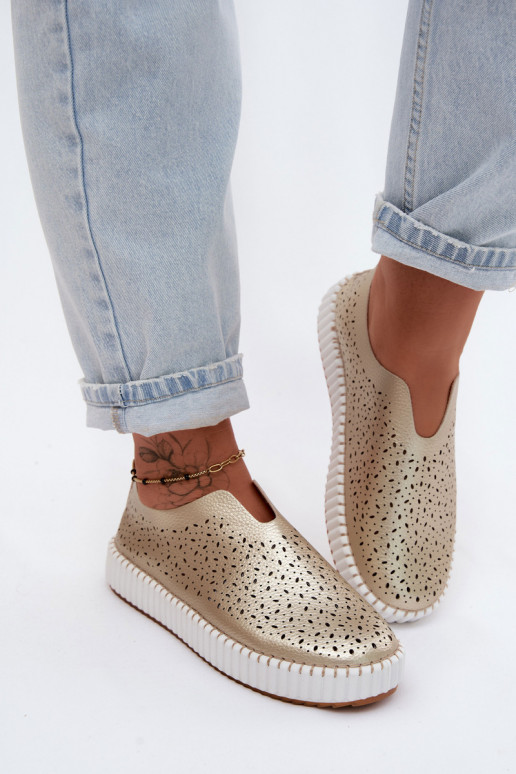 con elementos calados Un modelo convincente zapatos con una plataforma color dorado Glamma