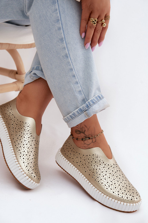 con elementos calados Un modelo convincente zapatos con una plataforma color dorado Glamma