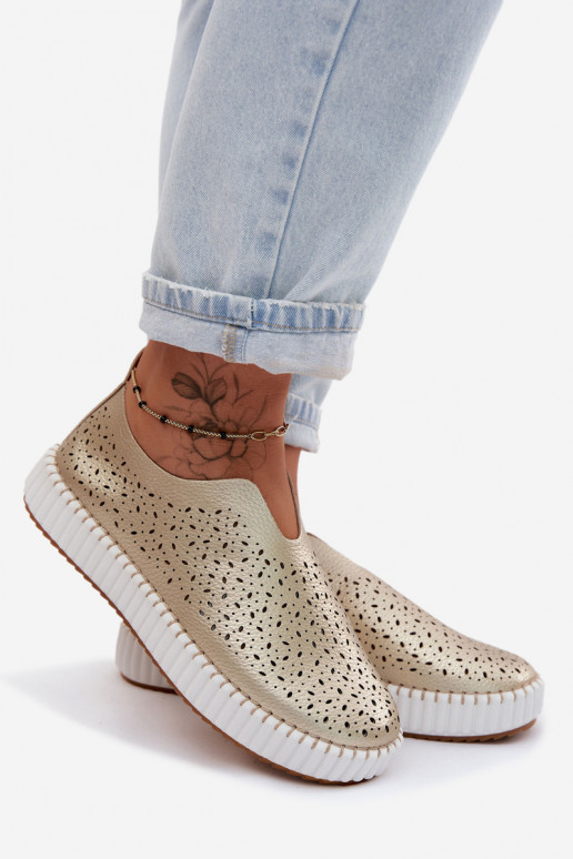 con elementos calados Un modelo convincente zapatos con una plataforma color dorado Glamma