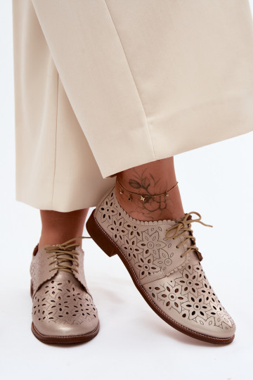 Zapatos de cuero con elementos de encaje y tacones anchos en dorado