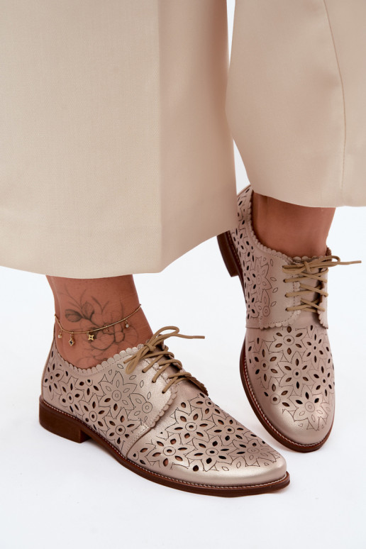 Zapatos de cuero con elementos de encaje y tacones anchos en dorado