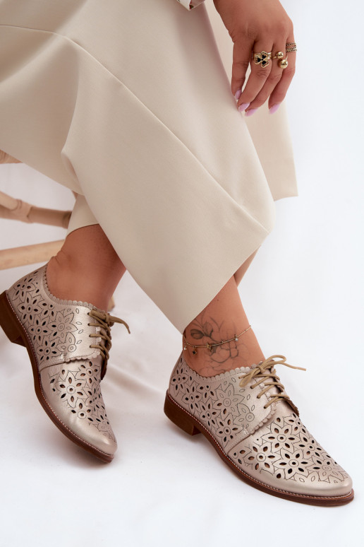 Zapatos de cuero con elementos de encaje y tacones anchos en dorado