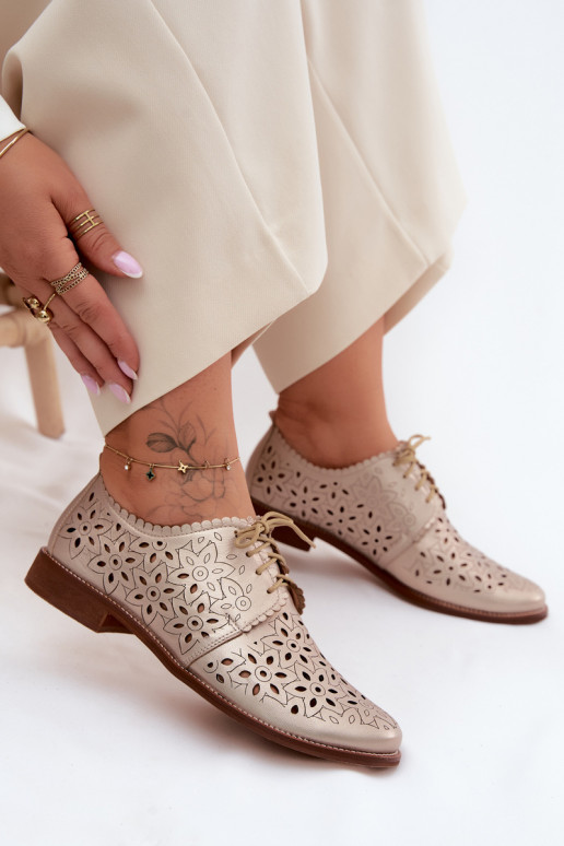 Zapatos de cuero con elementos de encaje y tacones anchos en dorado
