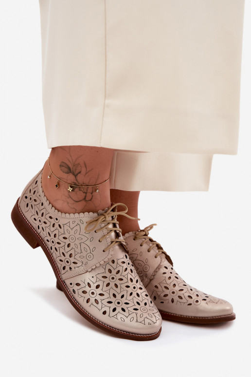 Zapatos de cuero con elementos de encaje y tacones anchos en dorado