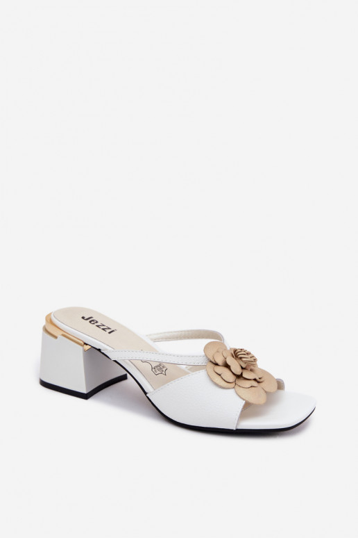 Zuecos de cuero con flor y tacón en blanco Catva