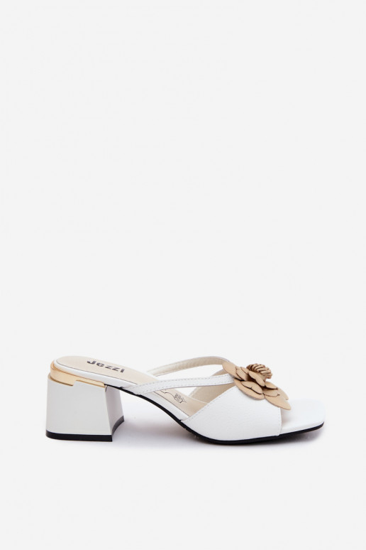 Zuecos de cuero con flor y tacón en blanco Catva