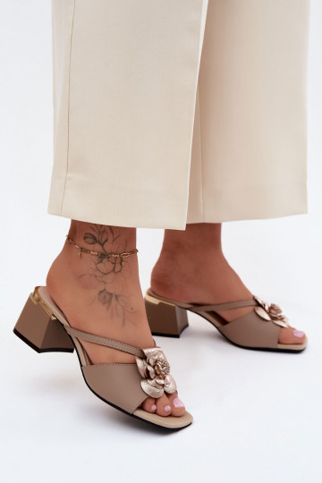 Zapatillas de cuero Femenino con tacones con una flor beige Catva