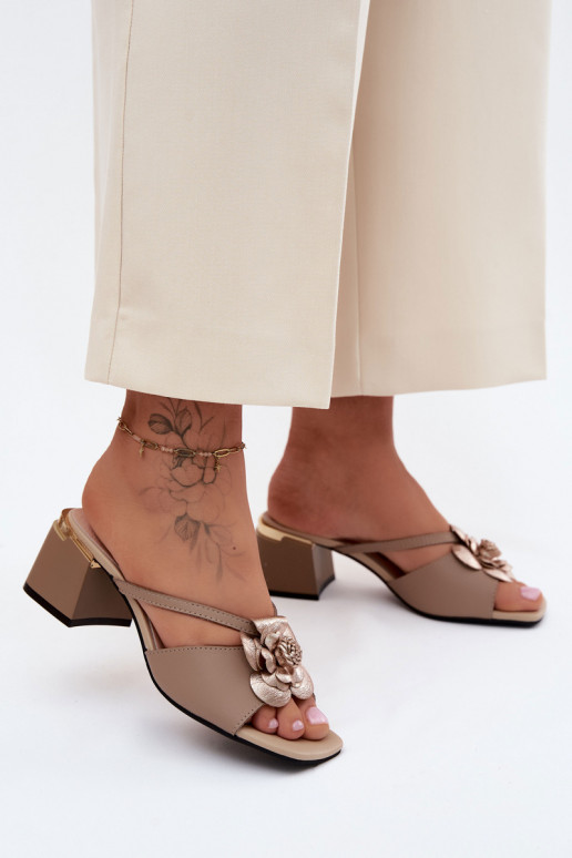 Zapatillas de cuero Femenino con tacones con una flor beige Catva