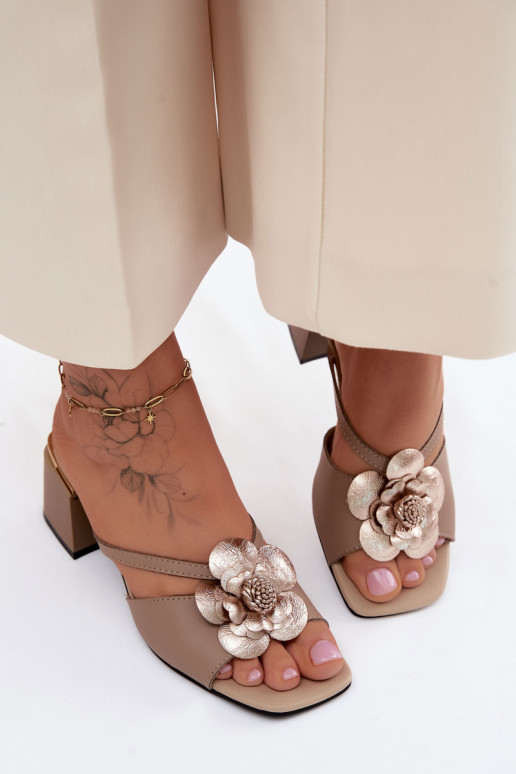 Zapatillas de cuero Femenino con tacones con una flor beige Catva
