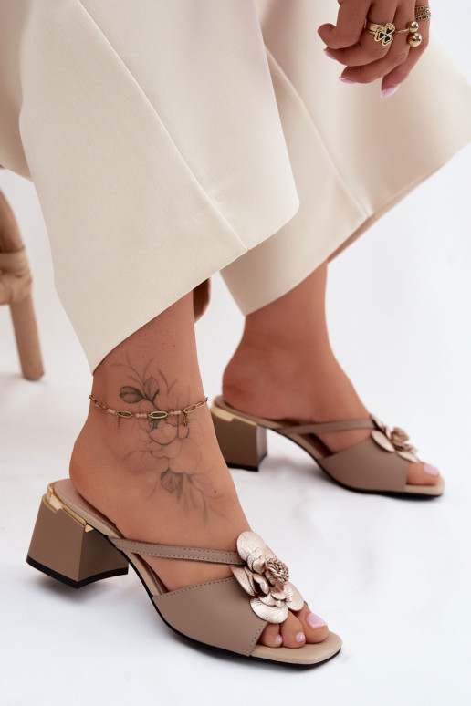 Zapatillas de cuero Femenino con tacones con una flor beige Catva