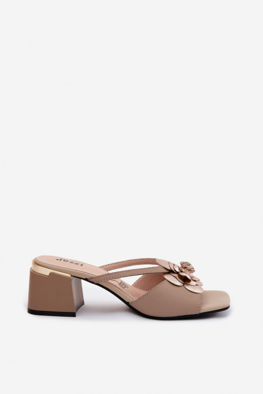 Zapatillas de cuero Femenino con tacones con una flor beige Catva