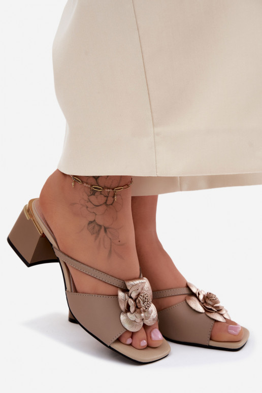 Zapatillas de cuero Femenino con tacones con una flor beige Catva