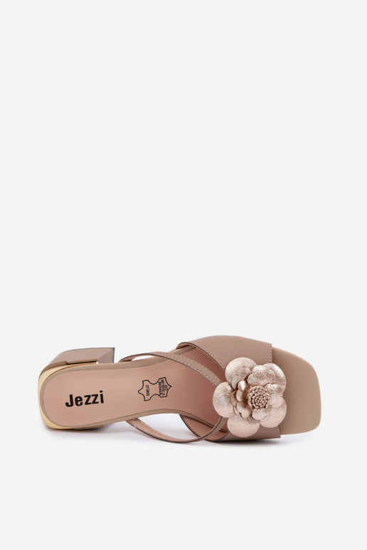 Zapatillas de cuero Femenino con tacones con una flor beige Catva