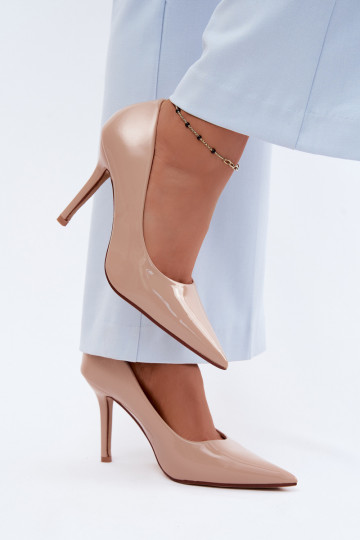Zapatos de tacón clásicos de charol en color arena de imitación Odira