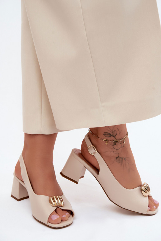 Sandalias de mujer con detalles dorados en tacón bloque Sergio Leone SK159 en color arena