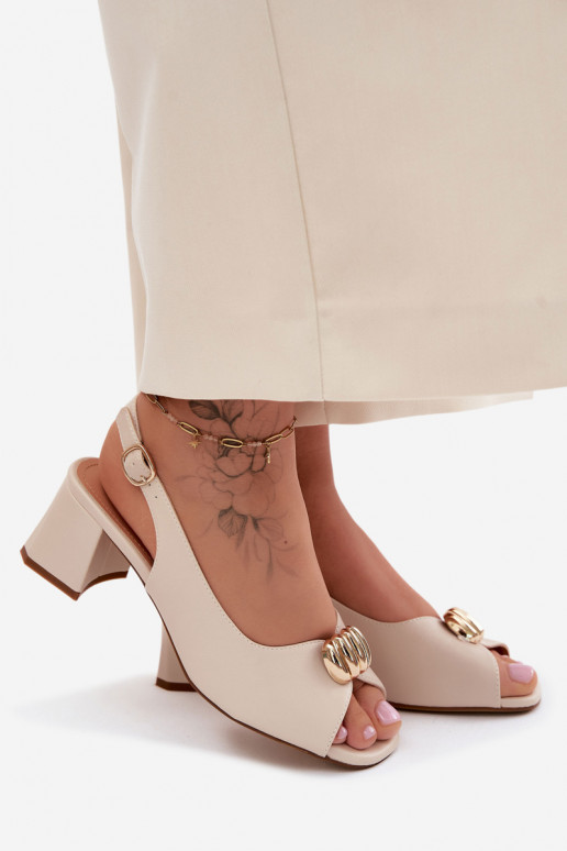 Sandalias de mujer con detalles dorados en tacón bloque Sergio Leone SK159 en color arena