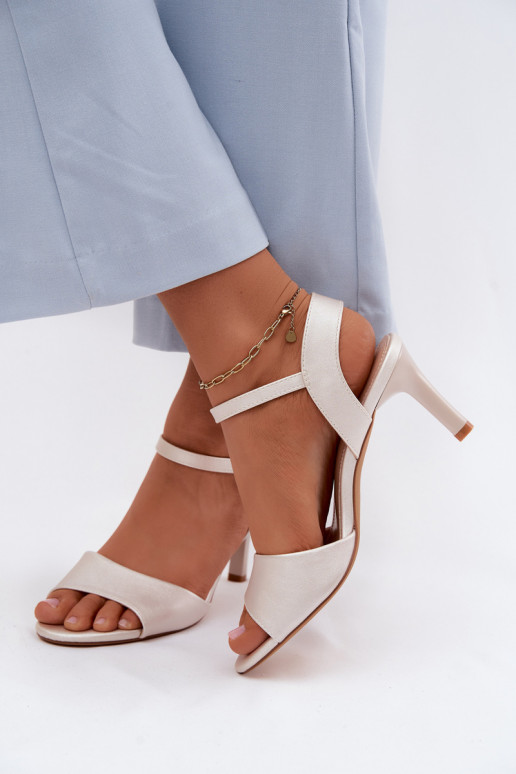Sandalias de mujer en tacón fino de color plata de Sergio Leone