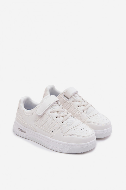 Zapatillas modelo zapatos. Infantil con sujetadores adhesivos el color blanco Neressa