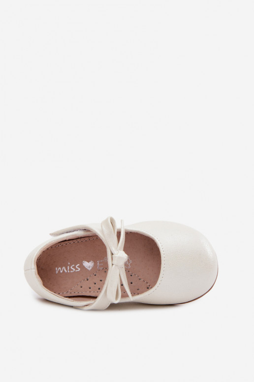 Bailarinas infantiles con cierres adhesivos y lazos color marfil Drippy