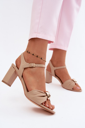 Sandalias de mujer de cuero sintético con tacones color arena Spella