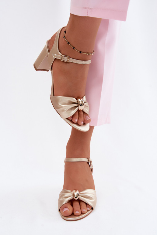Sandalias de mujer de cuero sintético con tacones color oro Spella