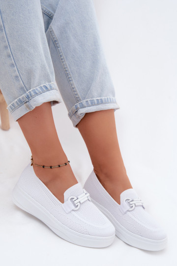  zapatos Femenino con una plataforma con adornos el color blanco Freshy