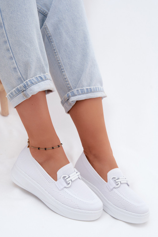  zapatos Femenino con una plataforma con adornos el color blanco Freshy