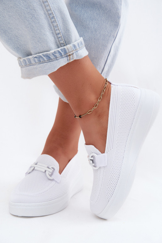  zapatos Femenino con una plataforma con adornos el color blanco Freshy