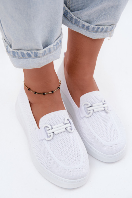  zapatos Femenino con una plataforma con adornos el color blanco Freshy
