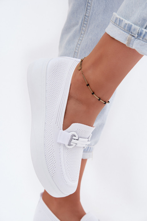  zapatos Femenino con una plataforma con adornos el color blanco Freshy