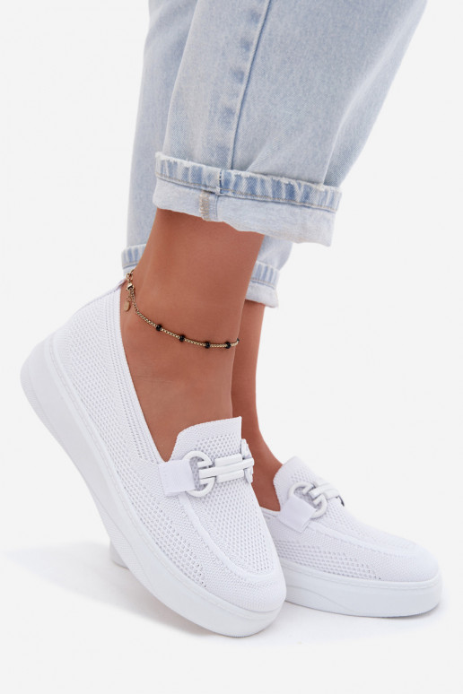  zapatos Femenino con una plataforma con adornos el color blanco Freshy