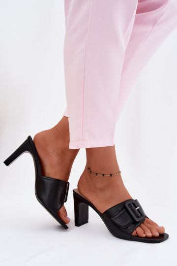 Zapatillas de mujer con tacones, adornos y hebillas en color negro Vinceza 22-20159