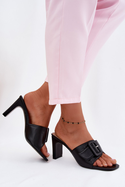 Zapatillas de mujer con tacones, adornos y hebillas en color negro Vinceza 22-20159