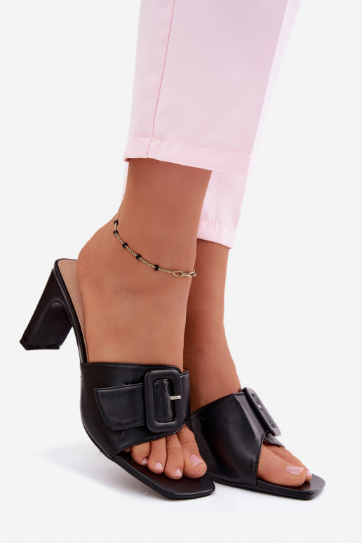 Zapatillas de mujer con tacones, adornos y hebillas en color negro Vinceza 22-20159