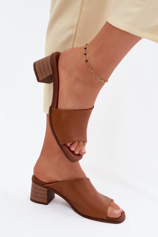 Zapatillas de cuero marrón para mujer con tacón