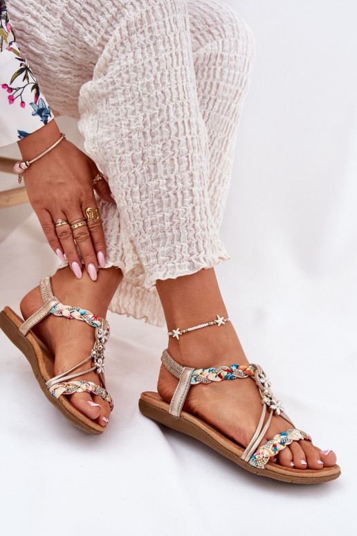 Sandalias planas para mujer.Plecionymi Paskami I Przypinkami Artiker 54C1323 color dorado