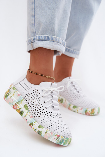 Zapatos de cuero para mujer con elementos calados en plataforma de color blanco Artiker 54C1604 2