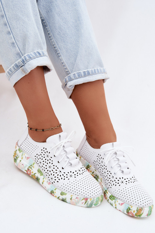 Piel con elementos calados zapatos Femenino con una plataforma Artiker 54C1604 el color blanco