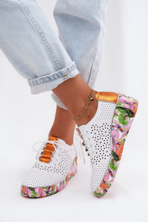 Piel con elementos calados zapatos Femenino con una plataforma con escritos Artiker 56C1802 Blanco-color naranja