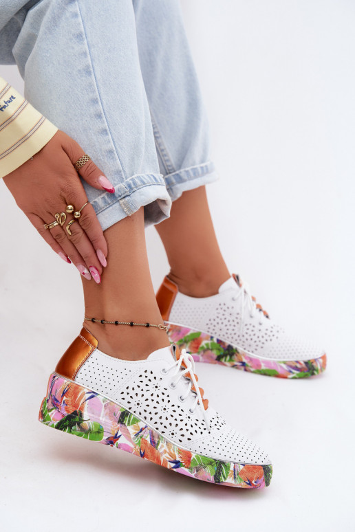 Piel con elementos calados zapatos Femenino con una plataforma con escritos Artiker 56C1802 Blanco-color naranja