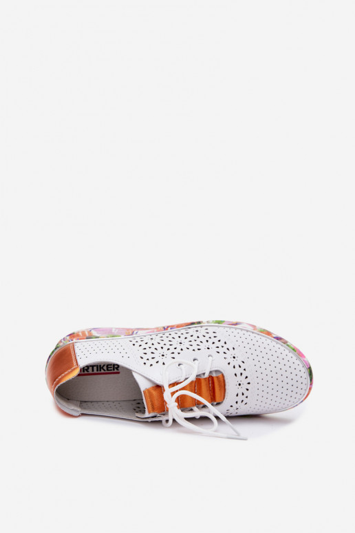 Piel con elementos calados zapatos Femenino con una plataforma con escritos Artiker 56C1802 Blanco-color naranja