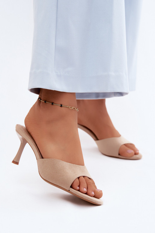 Chanclas de ante sintético en color arena con tacones finos Melissea