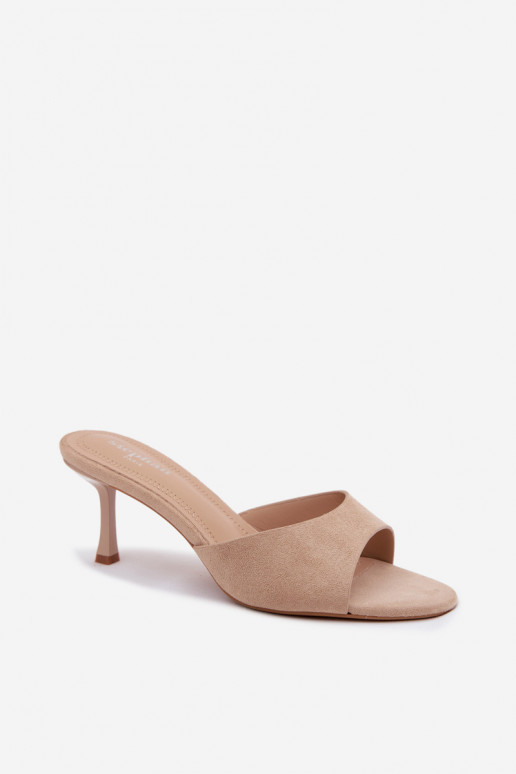 Chanclas de ante sintético en color arena con tacones finos Melissea