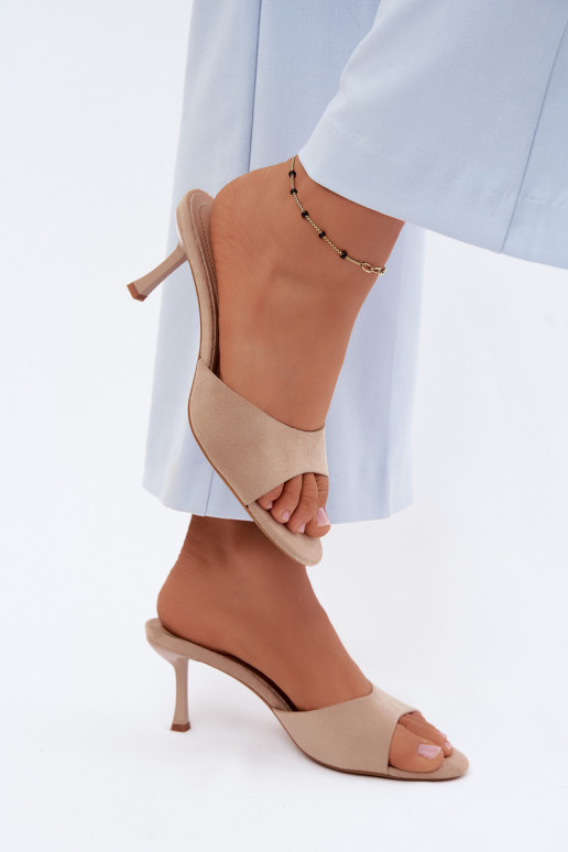 Chanclas de ante sintético en color arena con tacones finos Melissea