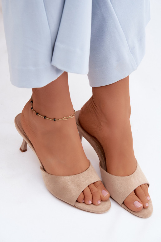 Chanclas de ante sintético en color arena con tacones finos Melissea