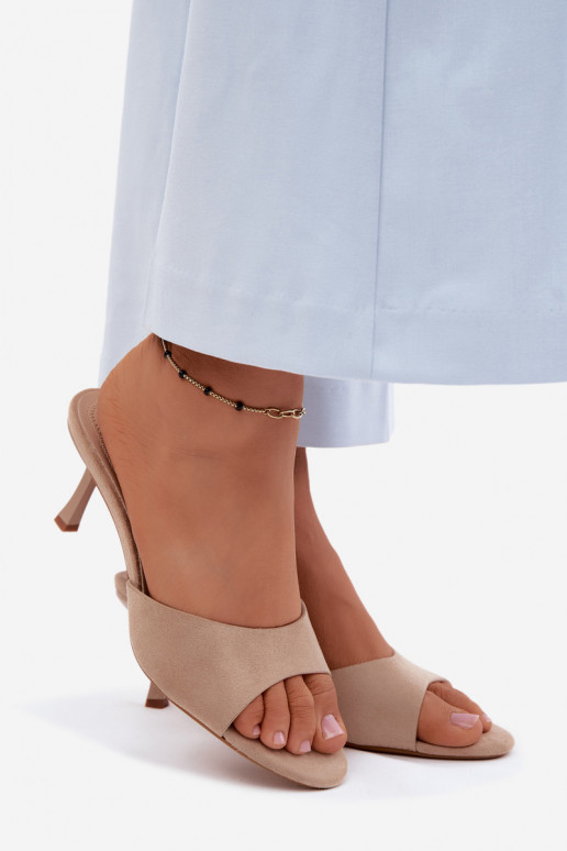 Chanclas de ante sintético en color arena con tacones finos Melissea