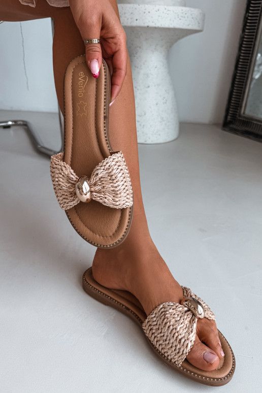 Chanclas color arena con detalles dorados Goldie